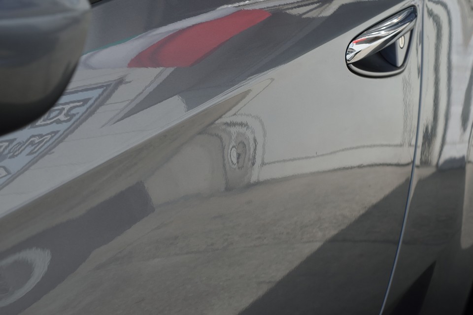 かなり程度の良い美車ではありますが、もちろん気になるところはあるわけで・・・外観上で気になるのは2点。まずは左ドア中央付近に、日の加減で見えたり見えなかったりする程度ですが、うすい凹みがあります。