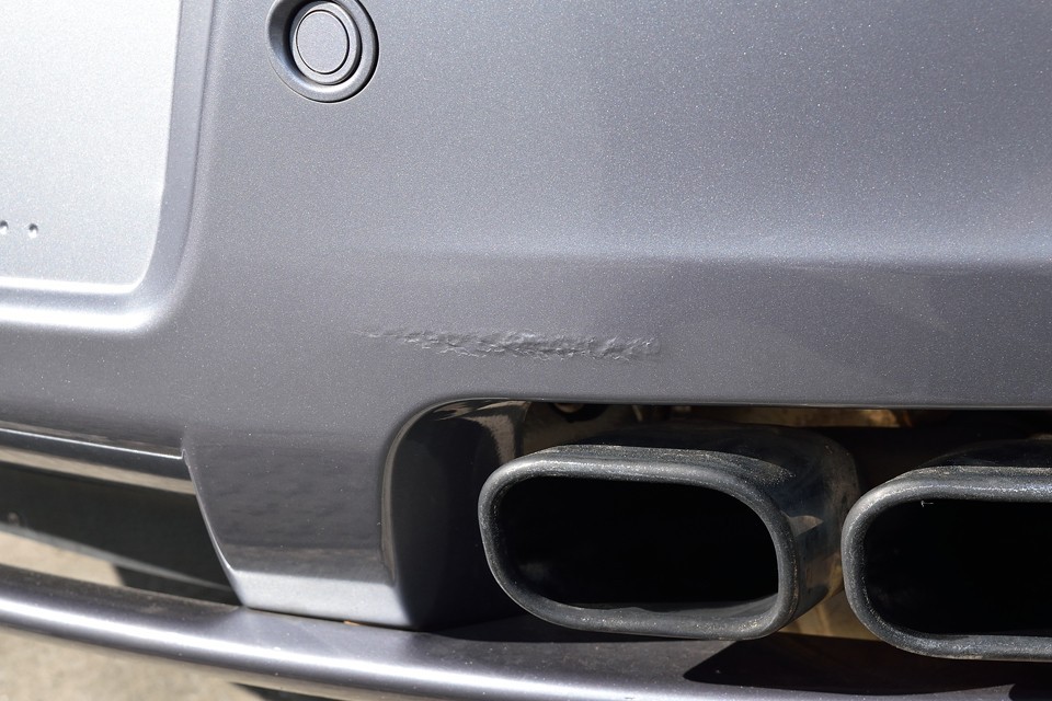 そしてもう1点。右エンドマフラー上部にご覧のキズ補修跡があります。外観上ではこの2点くらいでしょうか、ってことはむしろ優秀？！