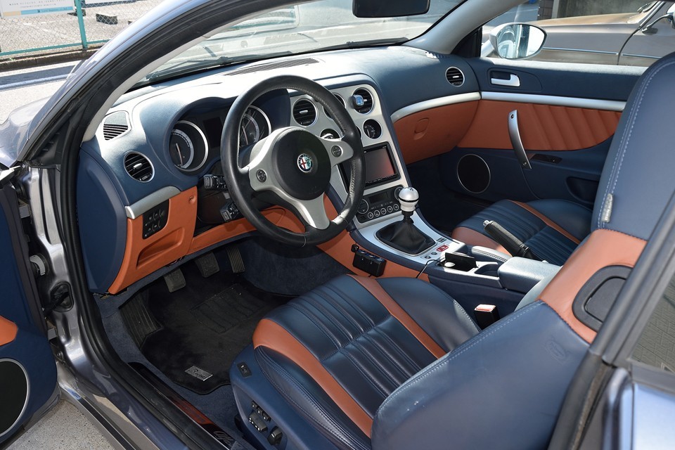 まず目を引くのが、クルマの内装ではあり得ない？！ダークブルーとライトブラウンの2トーンカラー！それぞれ単色で見ると落ち着いた印象のカラーですが、こうやって組み合わせると「あら不思議！」こんなにも華やかな印象に！