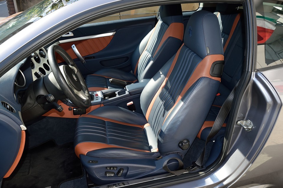 見方によっては派手な印象もありますが、ボディカラーのシルバーとのバランスを考えると、これはあり！まるでイタリアンスーツの表地と裏地のようなたたずまい！