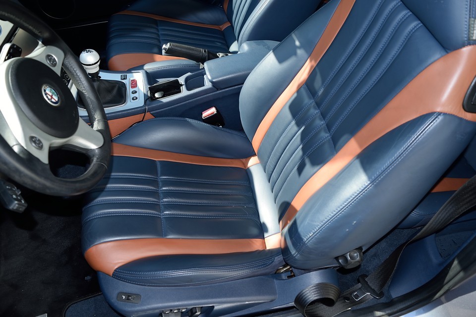 一番使用感のある運転席でこの状態です。もちろん、小キズや小スレはありますが、今までのお手入れが良かったのでしょうか、とても清潔な印象です。