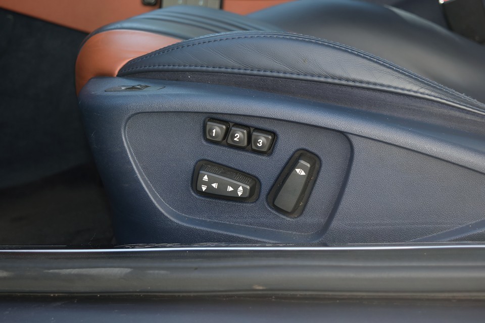 前席はシートヒーター＆パワーシートを装備。しかも運転席は3パターンのメモリー機能付き！複数人でお乗りになることがある場合はとっても便利な機能です。