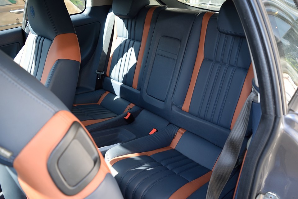 リアシートはお世辞にも広いとは言えないです。大人も乗れなくはないですが、前席をかなり前方にスライドさせる必要があります。実質的には2人乗り＋αとお考えいただいた方が良いかと。