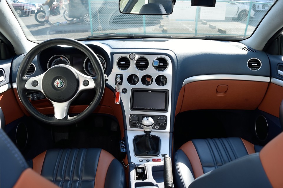 2トーンのレザーとメタル素材が巧みに組み合わされたモダンな印象のインテリア！走り出す前からその演出は始まっているのです。