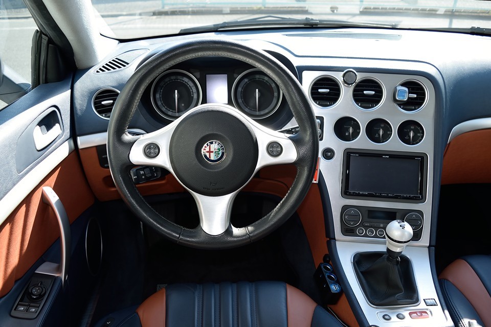 アルファロメオの伝統にならって、ドライバーズカーらしく、メーター類はすべてドライバー方向に向いた形状。