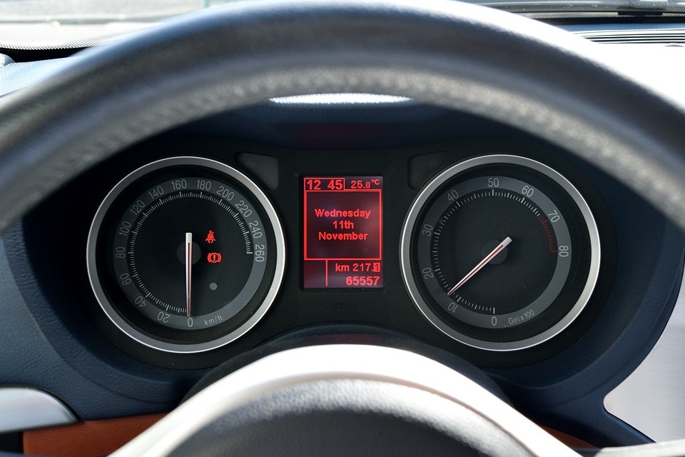 実走行6.6万km！気になるタイミング方式もベルトではなくチェーンですのでご安心いただけるかと。・・・にしても見やすいメーターですね、段付きジュリアを彷彿とさせる眺めなのです！