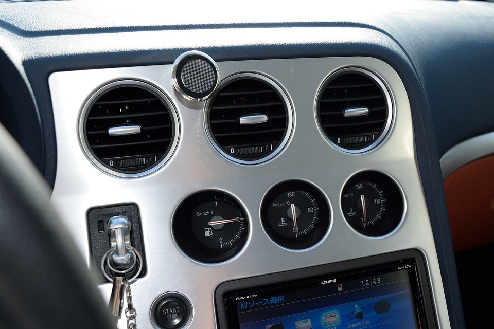 ご覧の通り視認性は抜群！見やすくするために、あえてメーター間のスペースをとったレイアウトなんでしょうね。ゴッチャゴチャのヤツ、最近多いですからね。