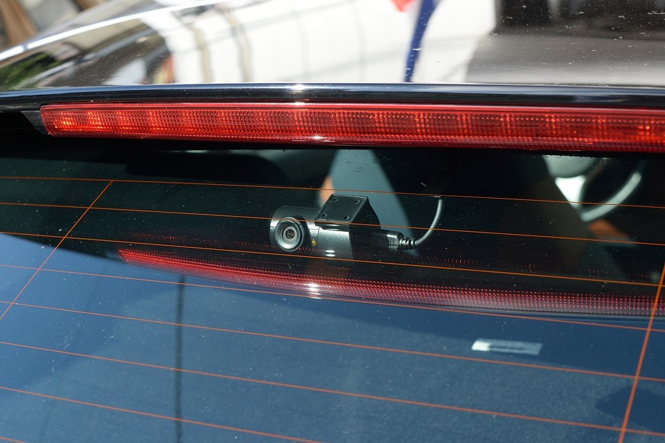 フロントカメラは撮影し忘れましたが、前後2カメラ式のドライブレコーダーを装備！これで万が一の時の備えもバッチリ！安心ですね。