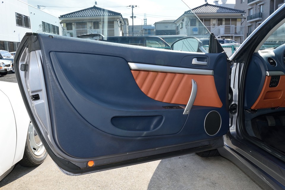 ドア内張りも清潔そのもの！やっぱこの2トーン＋メタルのデザインは秀逸ですね、ドアを開けた時、結構目を引きます！