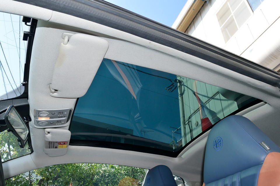 シェードオープン状態！頭上がすべてガラスになるので、ご覧の通りかなりの解放感です。これはもう風を気にしないでいいオープンカー？！