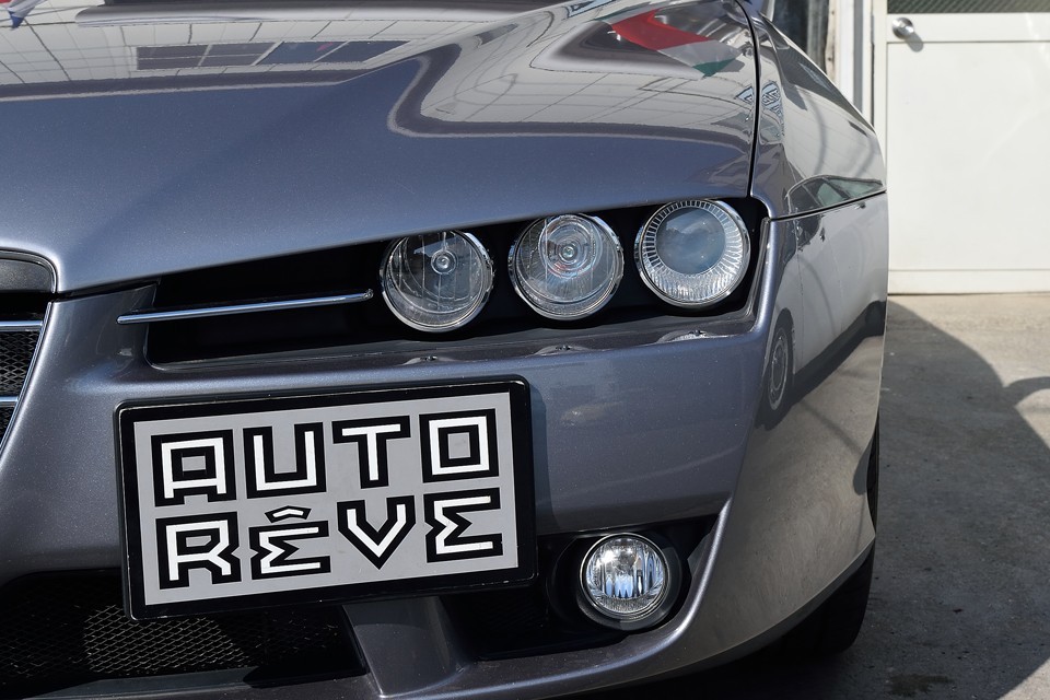 鋭い目つきが特徴のブレラ！ヘッドライトが白く曇って見えてますが、これはレンズの劣化ではなく、内側の汚れなので、何とか落とせないものかと思案中。ガンバリマ～ス！