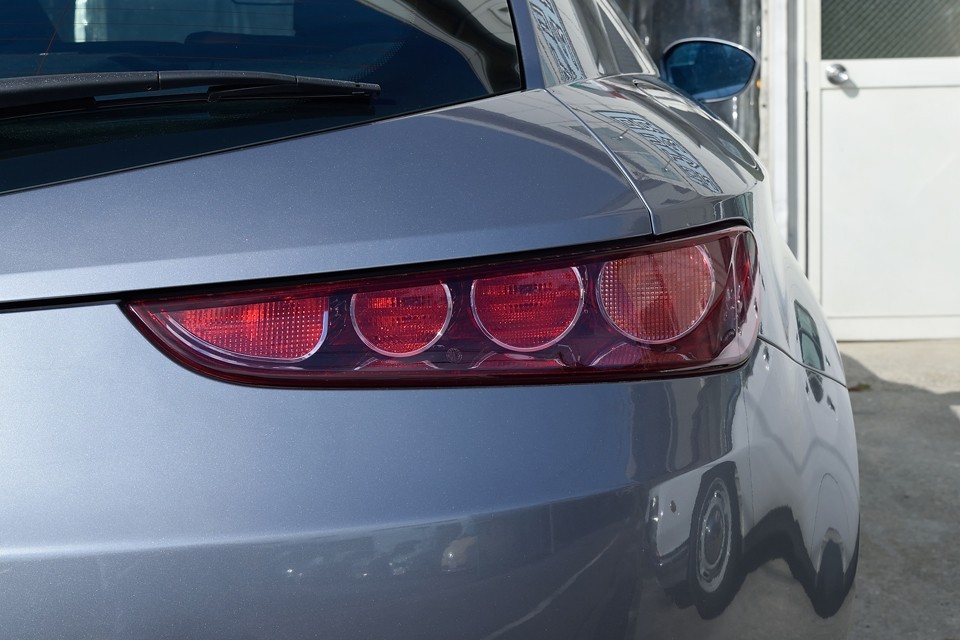 フロント同様、鋭い目つきのリアレンズ！割れはもちろん色褪せもありません。