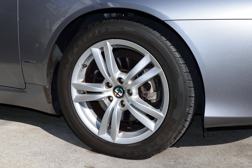 3.2Lモデルの大柄なデザインの18インチホイールとは違い、2.2Lはスッキリとした17インチアルミホイール。ご覧のこのホイールが一番ガリキズ多いですが、タッチアップ補修でそれほど目立たないと思います。