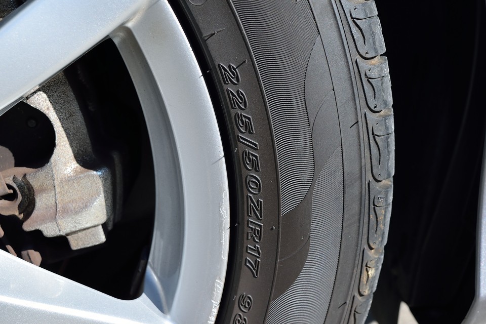タイヤサイズは225/50R17。タイヤ残は5分山というところでしょうか。直ぐに交換の必要はなさそうですが、折角ですので、ご成約いただきましたら「PIRELLI P ZERO NERO GT」4本新品交換サービスさせていただきます！
