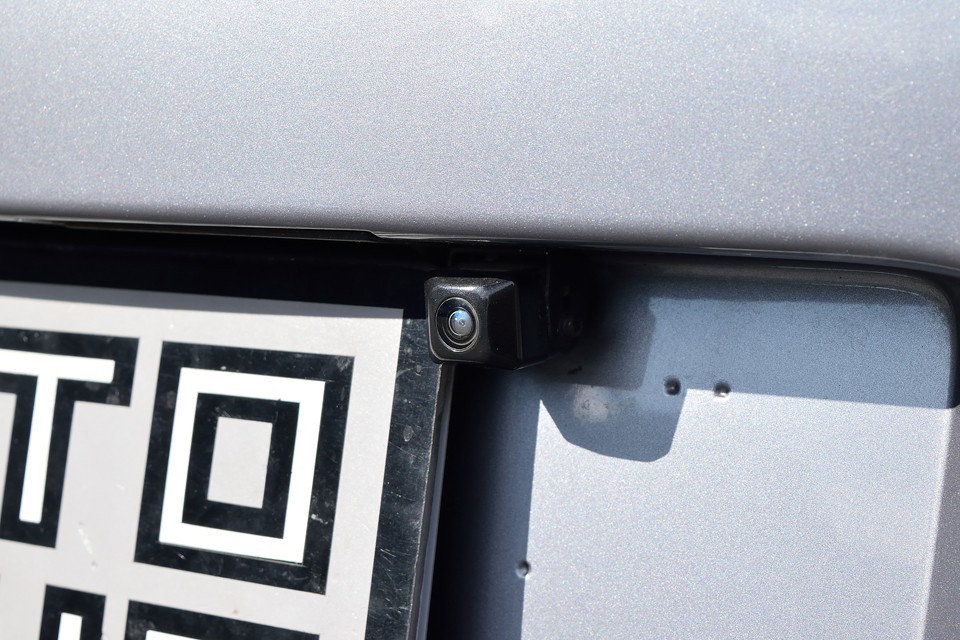 後方のドライブレコーダーとは別に、バック時の後方確認用のバックカメラも装備！後方視界が少し見辛いブレラですから、これは安心ですね。