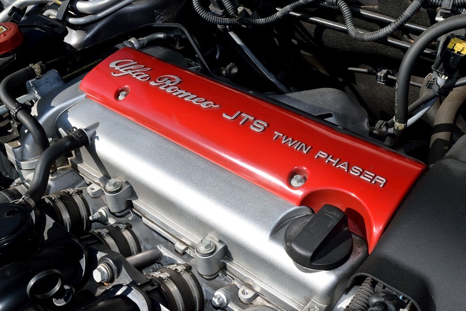 例えば、先代156のV6 2.5Lモデルが最大トルク22.2kg・m/5000rpmですから、2.2Lでそれを上回っているんですからね、その進化は明らか！