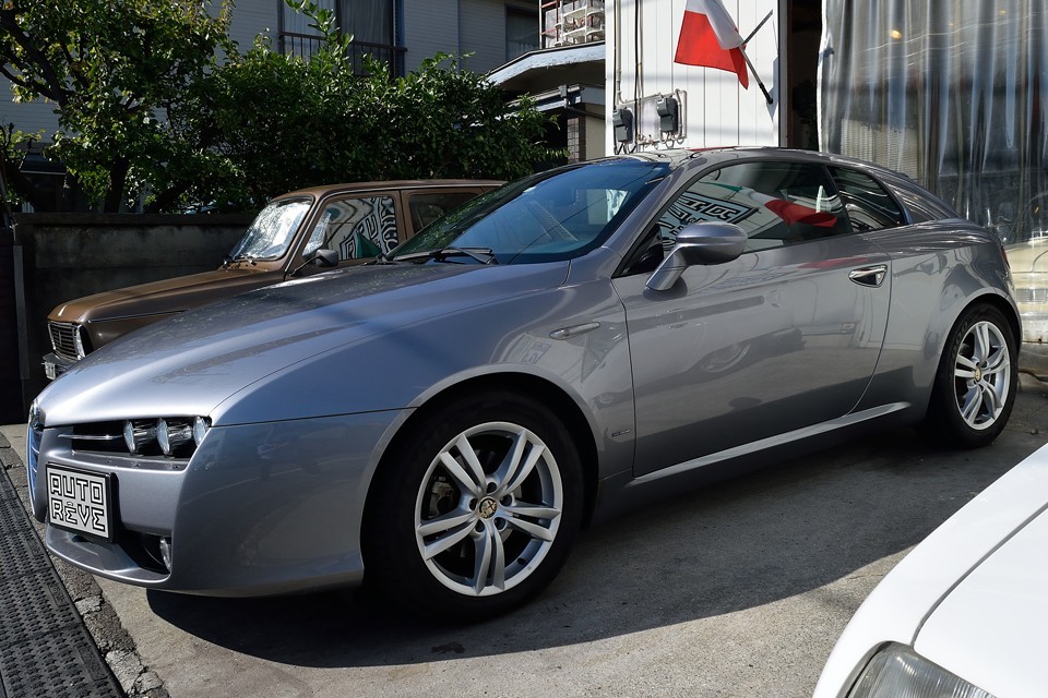 いかにもスポーツカーらしいスポーツカーって、最近見なくなりましたが、この戦闘的なフォルムはまさにスポーツカー！