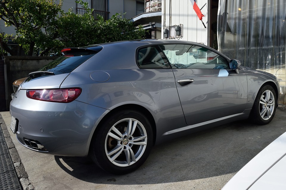 って言うか、いろいろなクルマに乗り、いろいろな経験をしてきた方にこそ、Frauのシートに包まれながらの極上のスポーツテイストを味わって欲しいと思うのです。