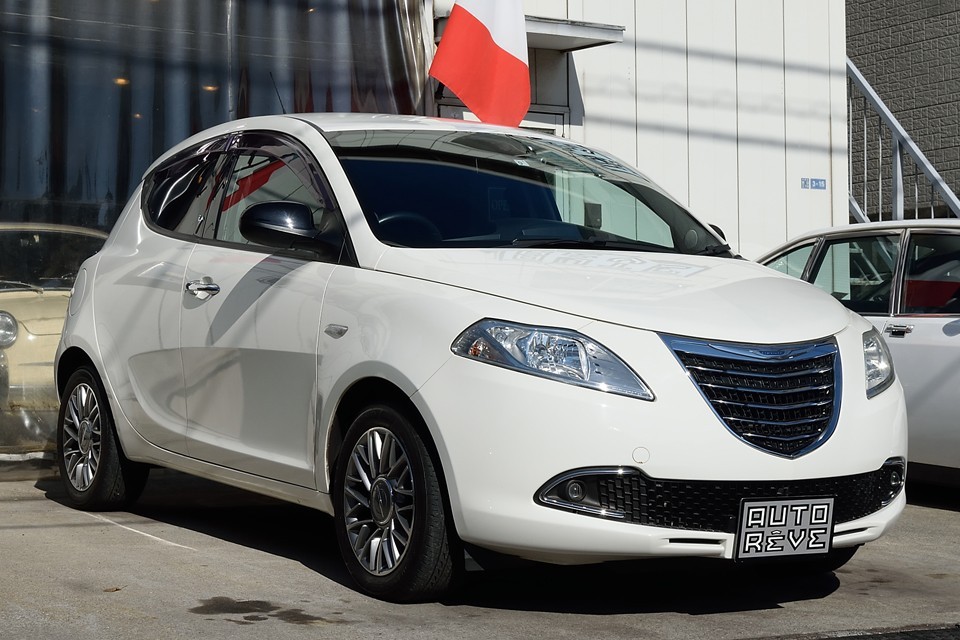 2013（平成25）年式クライスラー イプシロン ゴールド！まんまランチア イプシロンの右ハンドル版ですが、れっきとしたアメ車！う～ん、ここまで高度な『外しの美学』が成立するクルマって他に？