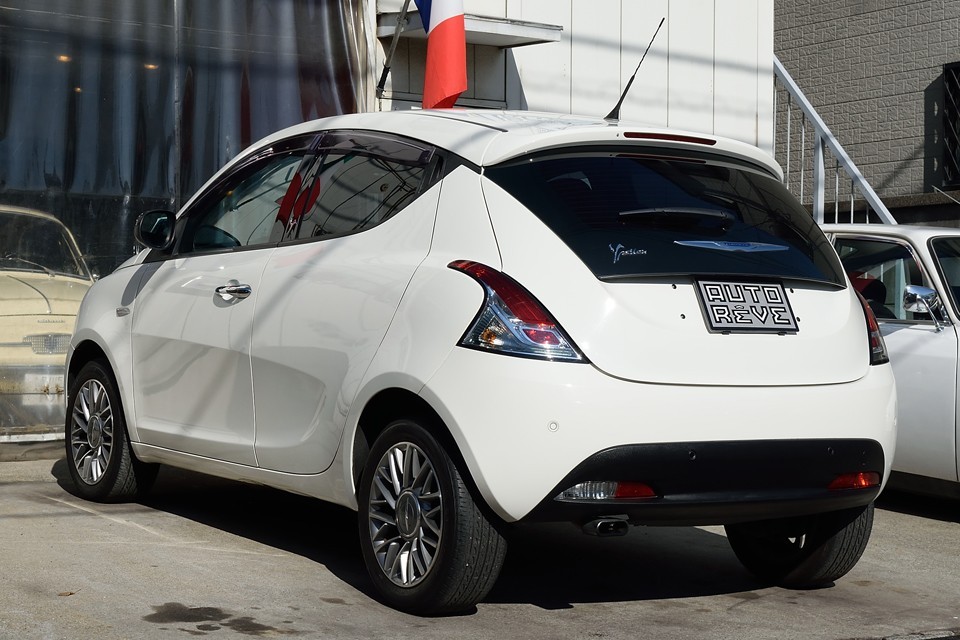 先代ランチア・イプシロンからは、かなり丸味を帯びた特徴的なデザインに様変わりしましたが、繊細なボディラインは相変わらず！