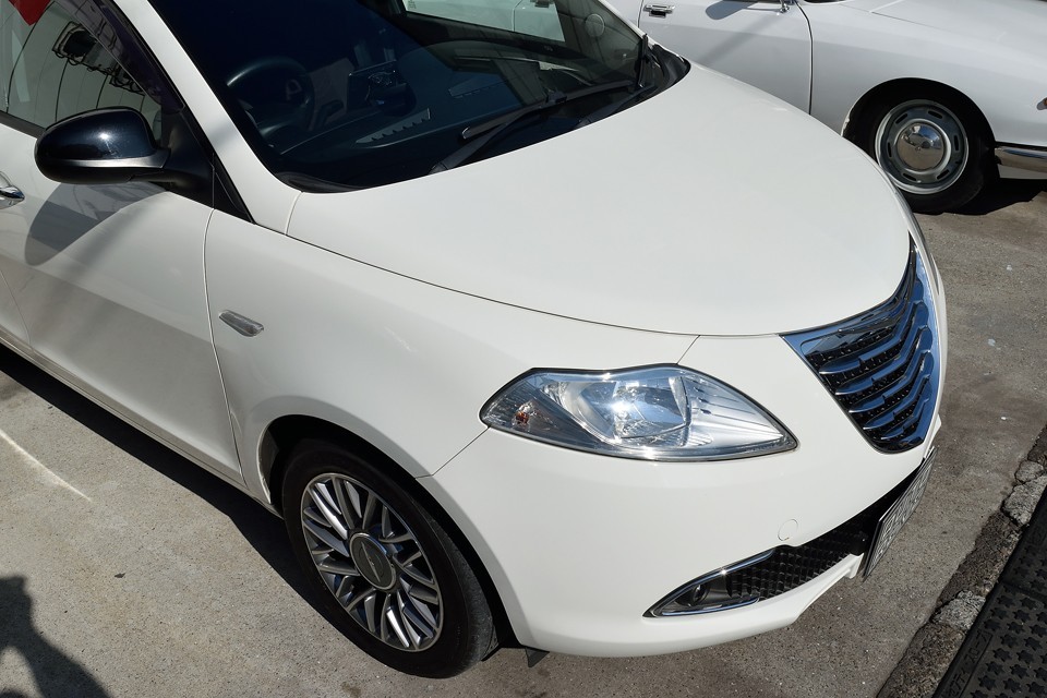 白なので、なかなか塗装面まで画像ではお伝えにくいのですが、もちろんクリア劣化は無く、ツヤのある美しい状態です。