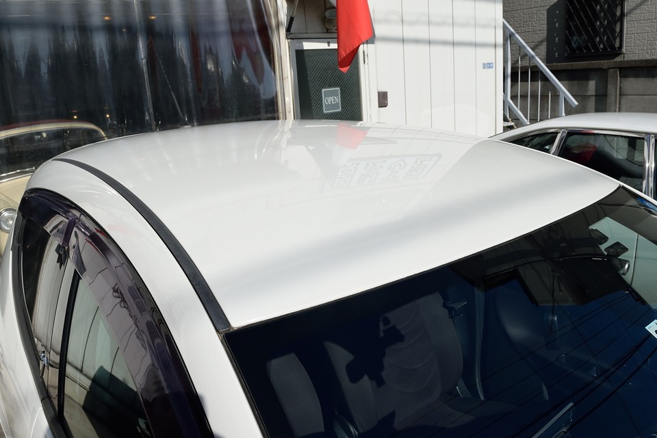 ルーフもご覧の通り！いつも入庫車に行う「磨き」も未実施ですが、この状態！