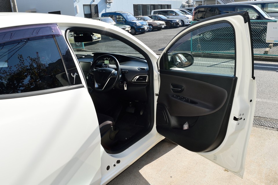 それでは『小さな高級車』の真骨頂！インテリアのご紹介です。どうぞ～！