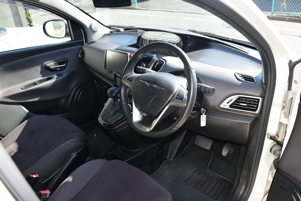 ブラックとダークブラウンでまとめられた「大人」のインテリア！とても900ccのクルマのインテリアとは思えない上品さ！