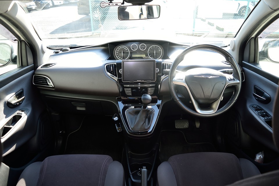 先代イプシロンから受け継いだセンターメーターレイアウト！しかもメーター、スイッチ類がすべてシンメトリーに配置され、違和感どころか落ち着きさえ感じさせます。