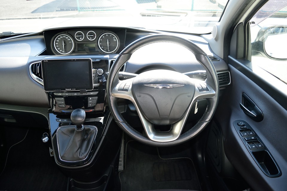 いい眺めですねぇ、常に視界に入るインテリアだからこそ、こういった上質なものにこだわりたいですよね。