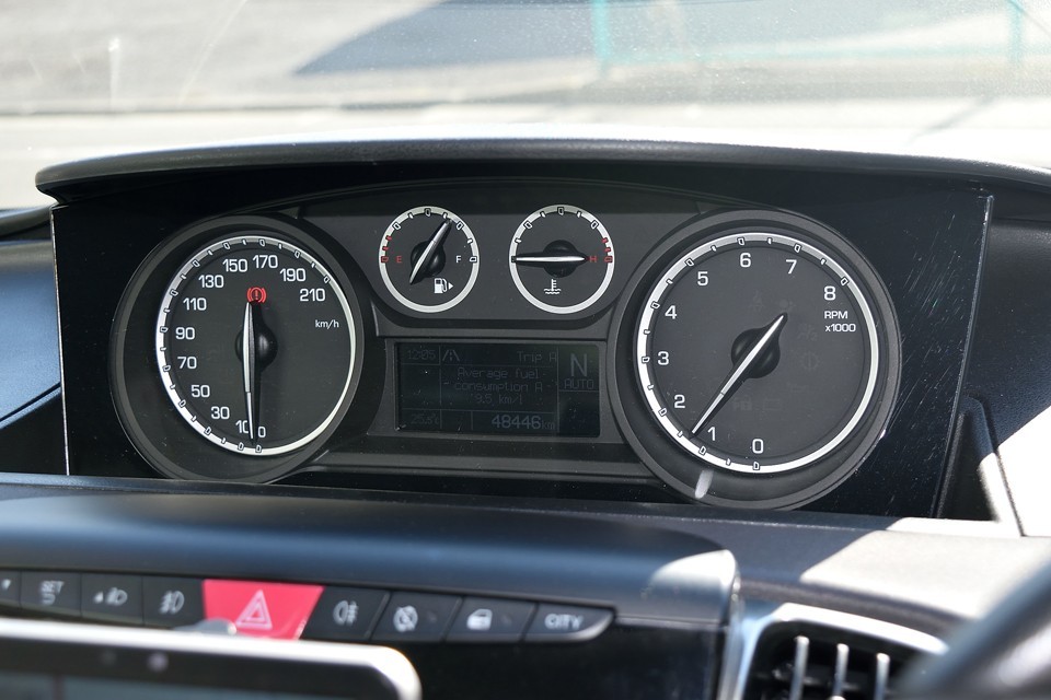 実走行4.9万km、輸入車では気になるタイミングベルトですが、このツインエアーエンジンはチェーン駆動ですのでご安心を。