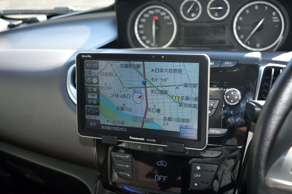 先代もそうでしたが、イプシロンで唯一悩むのがナビの設置場所。オーディオ部に埋め込み設置できるビルトインキットは1DINサイズのものしかないので、単純にCDスロットを使ったナビスタンドで設置しました。これならナビの入れ替えも簡単だし、見やすいし、オーディオはハンドルのスイッチでコントロール出来るし、良い事づくめ！