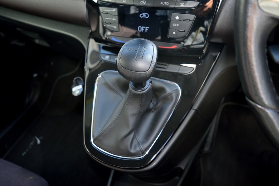 ベースがフィアット・パンダですから、ミッションはパンダ譲りのセミオートマミッションのデュアロジック！シングルクラッチですので、変速時のトルク変動はありますが、慣れるとこれが楽しい事！ATって考えずに、クラッチやギア操作のいらないMTって考えた方が良いのです。