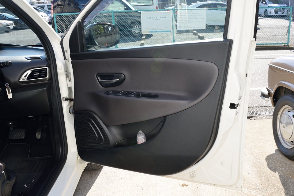 フロントドアの内張りです。この微妙なダークブラウン、いい色ですねぇ。こういう感性はやはりイタリアンデザインならでは！