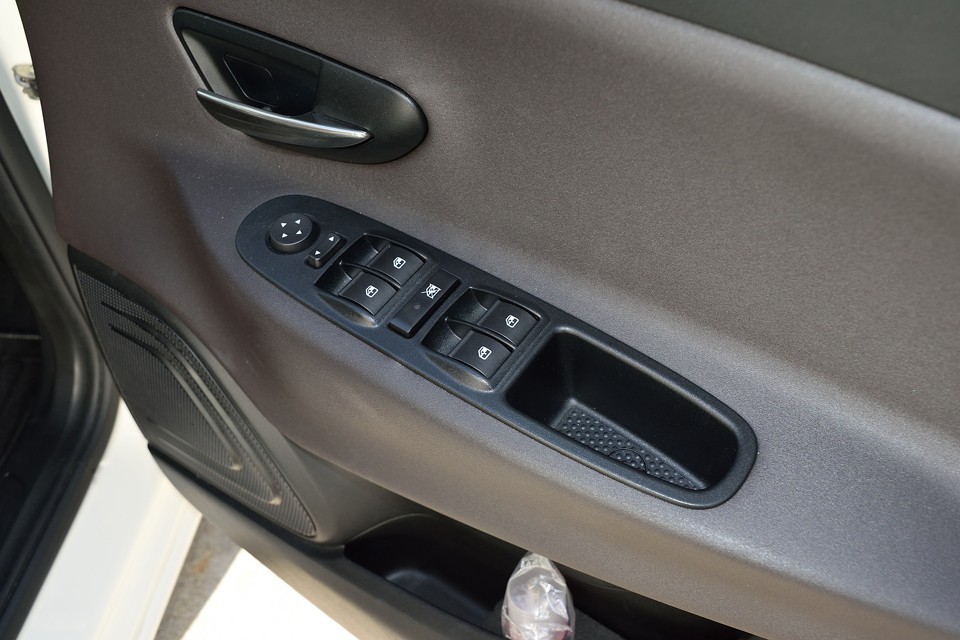 折角のイタリアンデザインも汚れていたり、使用感があると台無しですが、この車両はこの通り！とても清潔な印象です。