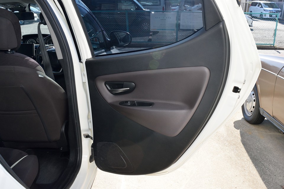 リアドア内張りです。清潔なのはもちろんですが、ベース車のフィアット・パンダではリアは手動ウインドウでしたが、イプシロンではパワーウインドウです。