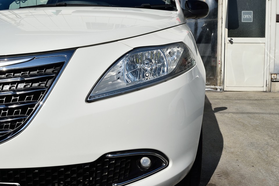 ヘッドライトはクリアーそのもの！・・・にしてもこのビミョ～なライトの形状・・・どうしてこうなったのかデザイン的には説明がつかないと思うのですが、でも結果、ちゃんと表情のあるライトに！