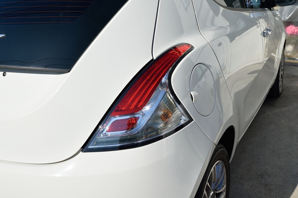 美しいですねぇ～、レンズ単体の形状もそうですが、ボディライン、ボディパネルと調和した美しさも素晴らしい！