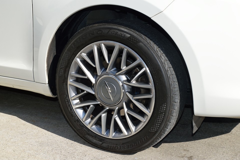 純正のアルミホイールは目立つガリキズもなくキレイな状態です。デザインは・・・お判りになりました？ypsilonのyの文字なのです！ククゥ～！