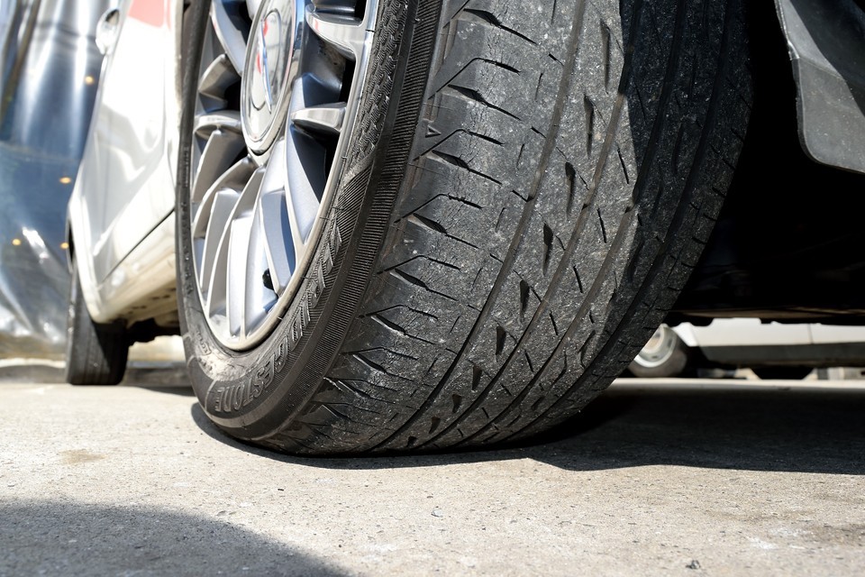 タイヤサイズは185/55R15。残山もご覧の通りまだまだあるのですがヒビヒビ状態。なので、ご成約いただきましたらタイヤ4本新品交換サービス！