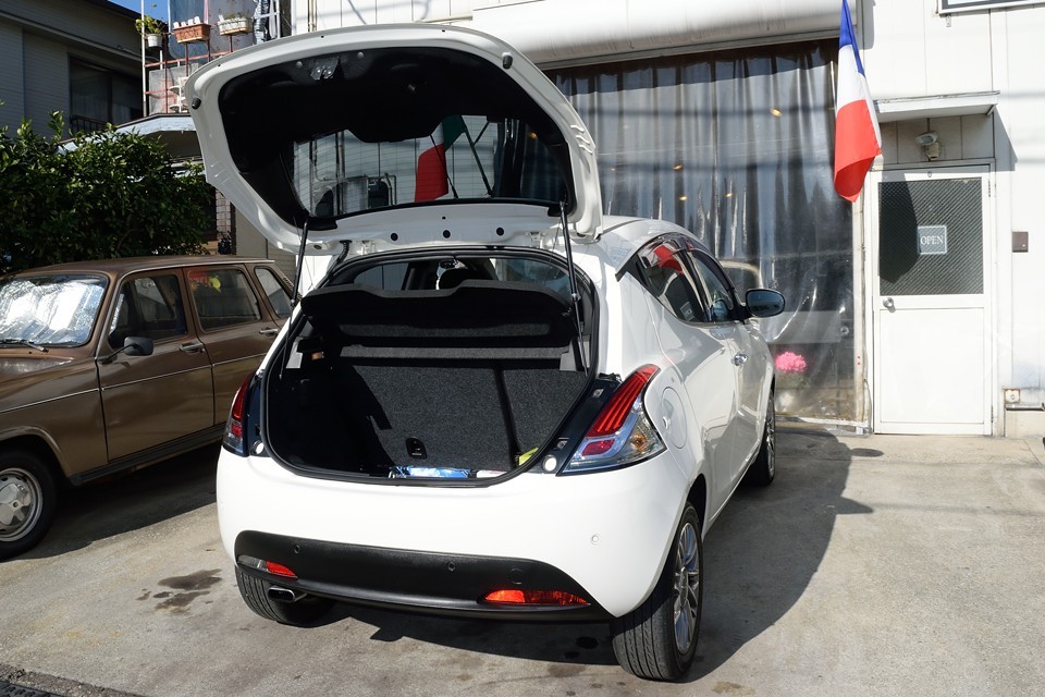 日常使いにハッチバックはとっても便利！ここまでガバッと開きますから荷物の積み下ろしも楽々！