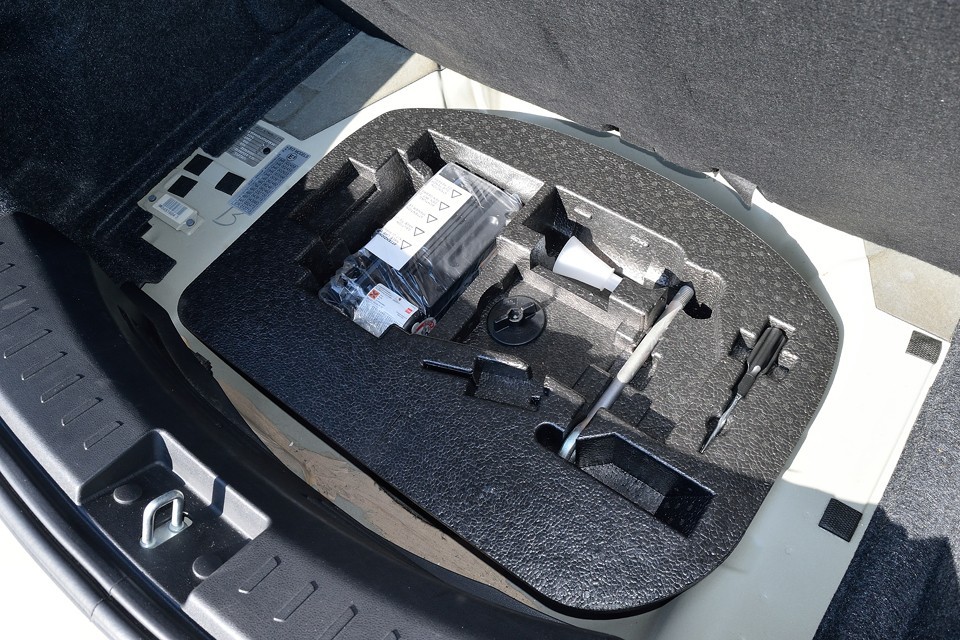 トランクマット下の工具、パンク修理キットもちゃんと揃っています。使用した形跡も見られません。