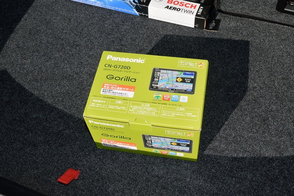 ナビの元箱です。取説等ももちろん揃っています。ちなみにこのナビ、2018年6月発売モデルの「GORILLA CN-G720D」ですので、地図もかなり新しいものです。