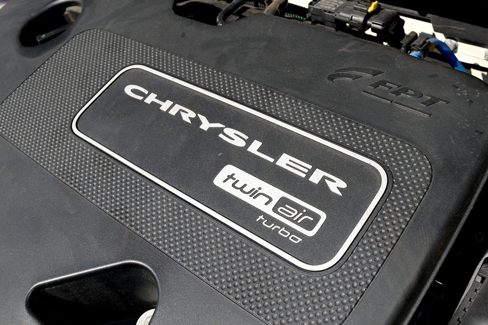 しかも燃費は、19.3km/リットル（JC08モード）！その上、2気筒なので個性的な排気音が楽しい、とっても優秀なエンジンなのです！