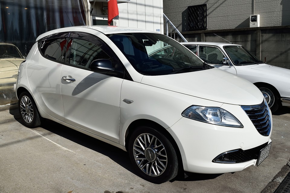 ここで更に詳細な情報を。2013（平成25）年式クライスラー イプシロンでグレードはゴールド。走行4.9万kmで、車検は令和4年9月までとタ～ップリ！