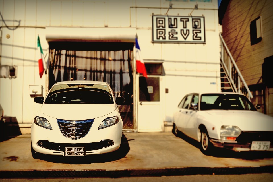 アメ車なの？イタリア車なの？と混乱してしまう数奇な運命を辿ったランチアですが、クルマ自体は正真正銘、イタリアの老舗ブランドのランチアそのもの！