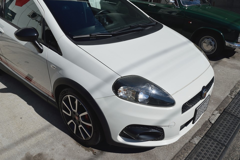 塗装状態はご覧の通りツヤもあって問題無し！ちなみにドアミラーカバーは全オーナー様の好みでしょうか、赤から黒へ換装されています。大人のスポーツカー的なシックな印象がいいですねぇ。