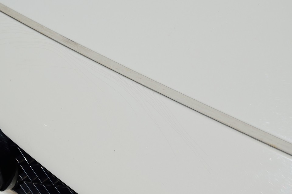 さて前述のキズですが、まずその1、画像では見にくいですが、ボンネットに横長の線キズと、スポイラーの塗装に細かなクラックがあります。