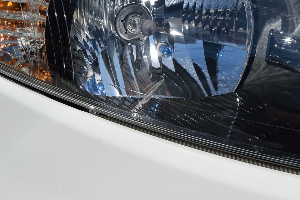 その2、ヘッドライトにお決まりの？表面ガサガサの劣化と、ご覧のキズが・・・。表面ガサガサは研磨で消えそうなのでトライしてみます。