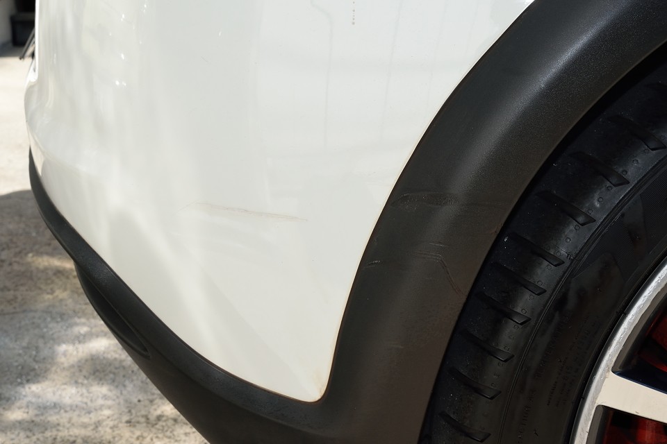 その3、右リアホイールアーチからボディにかけて目立つキズがあります。純正のアルミホイールもかなりのガリキズが・・・。